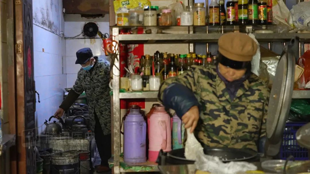 二人做饭_两人在厨房边做饭边做_做饭厨房两人做几个菜