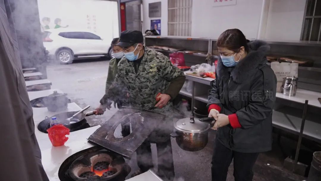 二人做饭_做饭厨房两人做几个菜_两人在厨房边做饭边做