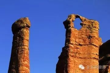 两个女人在有风景的海滩高清_海滩女生背影头像_海滩女生背影图片