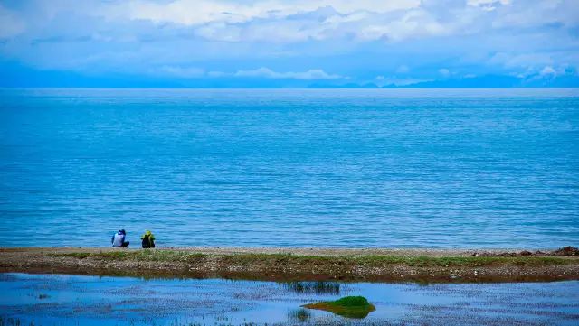 海滩女生背影图片_海滩女生背影头像_两个女人在有风景的海滩高清