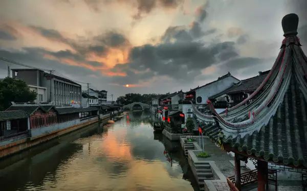 海滩女生背影头像_海滩女生背影图片_两个女人在有风景的海滩高清