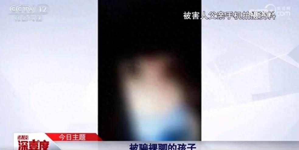 女的同时跟两个男的聊天 佛山11岁男孩每天和41岁女主播视频聊天，父亲：孩子每天都睡不醒